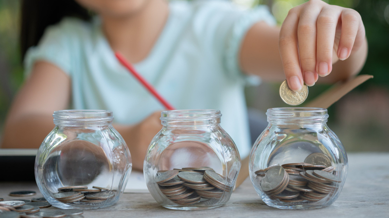 Férias com planejamento: como ensinar educação financeira aos filhos de forma divertida?